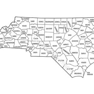Puede incluir: Un mapa en blanco y negro de Carolina del Norte, mostrando los límites de los condados. Cada condado está etiquetado con su nombre en una fuente clara y legible. El mapa es una representación detallada de las divisiones geográficas del estado.