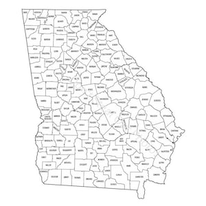Op de afbeelding: Een gedetailleerde zwart-wit omtrekkaart van de staat Georgia, VS, met de grenzen van de county's. Elke county is gelabeld met zijn naam in een duidelijk, leesbaar lettertype. De kaart staat tegen een effen witte achtergrond.