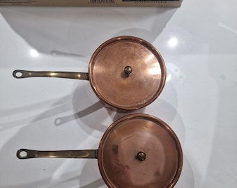 Juego de dos sartenes francesas de cobre vintage con tapa y asas de latón remachadas, forradas de estaño.