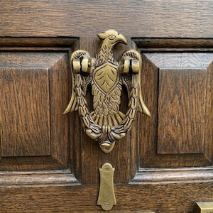 Aldaba de puerta de latón macizo hecha a mano con forma de águila, decoración de metal macizo para la puerta principal, herrajes originales para casas de campo, aldaba de puerta de latón.