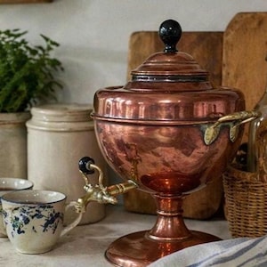 Samovar de cobre vintage, tetera rústica de granja con grifo de latón, decoración de cocina estilo cottagecore.