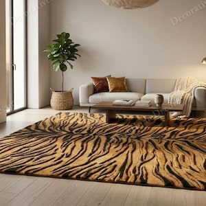 Könnte beinhalten: Ein rechteckiger Teppich mit einem kontrastreichen Tigerstreifenmuster in Goldbraun und Tiefschwarz. Der Teppich hat eine strukturierte, geschnittene Floroberfläche, die einen dreidimensionalen Effekt erzeugt und das Aussehen von Fell nachahmt.