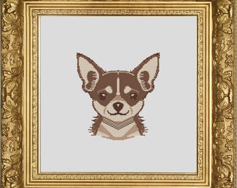 以下が含まれることがあります： チワワ犬の額入りクロスステッチ肖像画。 犬の頭は中央に配置され、茶色と白の毛皮、大きな耳、小さな首輪が特徴です。 フレームは装飾的で金色の長方形です。