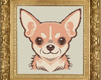 以下が含まれることがあります： 額縁に入ったチワワ犬のクロスステッチ肖像画。犬は、大きな暗い目と笑顔の表情で、ピーチ、クリーム、茶色の色合いで描かれています。このアートワークは、金色の装飾フレームの中にあり、エレガントさを加えています。