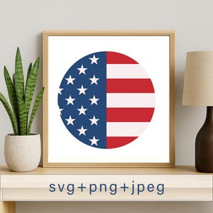 Op de afbeelding: Een ingelijste print met een cirkelvormig ontwerp van de Amerikaanse vlag. De linkerkant toont een blauw veld met witte sterren, de rechterkant rode en witte strepen. De tekst "svg+png+jpeg" staat onderaan.
