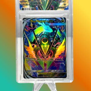Può includere: Una carta collezionabile Pokemon Pocket Mega Rayquaza EX Ruler of the Skies del 2025 graduata in una custodia di plastica trasparente. La carta mostra una creatura simile a un drago verde e gialla con il testo Mega Rayquaza EX, 180 HP e Mega Burst 50.