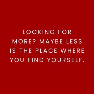 Może przedstawiać: Ciemnoczerwony nadruk graficzny z białym tekstem: LOOKING FOR MORE? MAYBE LESS IS THE PLACE WHERE YOU FIND YOURSELF. W dolnej części obrazu znajduje się mały biały tekst: www.dunkelrot.de.