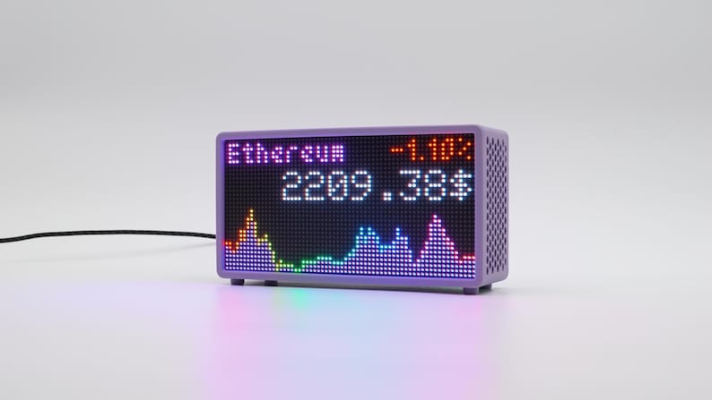 Peut inclure: Un appareil d'affichage num&eacute;rique rectangulaire lavande dot&eacute; d'un &eacute;cran &agrave; matrice de points. L'&eacute;cran affiche le texte Ethereum, la valeur 2209.38$, un pourcentage de -1.10% en rouge, ainsi qu'un graphique &agrave; barres color&eacute; des donn&eacute;es du march&eacute;.