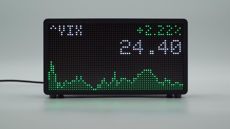 Peut inclure: Un &eacute;cran d'affichage num&eacute;rique rectangulaire noir dot&eacute; d'une matrice de points. L'&eacute;cran affiche le texte blanc VIX, le texte vert +2,22 %, le nombre blanc 24,40 et un graphique &agrave; barres vert repr&eacute;sentant des donn&eacute;es de march&eacute; financier.