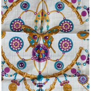 Pañuelo vintage Hanae Mori con estampado de mariposas doradas, moradas y turquesas, raro