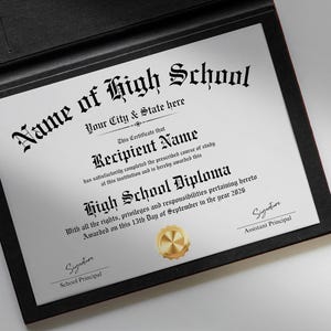 Może przedstawiać: Dyplom ukończenia szkoły średniej w czarnym folderze. Certyfikat zawiera ozdobny tekst, w tym "Name of High School" i "Recipient Name". Złota pieczęć znajduje się na dole. Dyplom został przyznany 15 września 2026 r.
