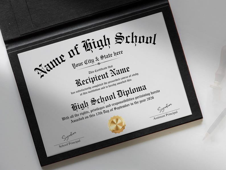 Może przedstawiać: Dyplom ukończenia szkoły średniej w czarnym folderze. Certyfikat zawiera ozdobny tekst, w tym "Name of High School" i "Recipient Name". Złota pieczęć znajduje się na dole. Dyplom został przyznany 15 września 2026 r.
