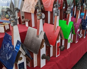 Casa para pájaros rústica, hecha a mano, con materiales reciclados y totalmente funcional.