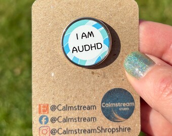 Pin "I AM AUDHD" – Diseño Calmstream Blue – Acero inoxidable – 25 mm