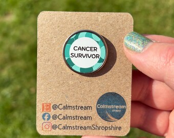 Insignia de concientización sobre los sobrevivientes de cáncer – Pin azul verdoso "Sigue aquí" – Esperanza y fuerza, nuevo diseño