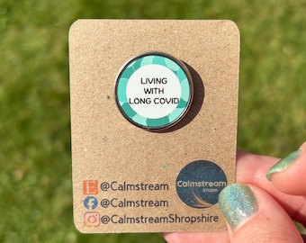 Insignia "Vivir con Covid persistente" – Diseño verde menta – Acero inoxidable – 25 mm