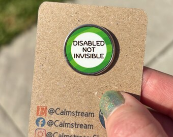 Insignia "Discapacitado, no invisible" – Diseño verde jaspeado – Acero inoxidable – 25 mm