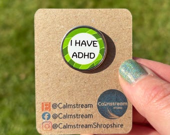 Pin "Tengo TDAH" – Diseño Calmstream Green – Acero inoxidable – 25 mm