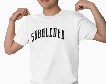 サバレンカ ユニセックス テニスTシャツ ガーメントダイ バーシティスタイル ファンアパレル