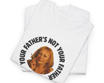 シルヴィア・ブラウン グラフィックTシャツ - 「Your Father's Not Your Father」ヘビーコットン ユニセックスシャツ