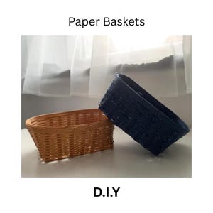 Puede incluir: Se muestran dos cestas de papel, una marrón y otra azul marino. La cesta marrón es ovalada y tejida. La cesta azul marino es rectangular y está apoyada contra la cesta marrón. El texto "Paper Baskets" y "D.I.Y" son visibles.