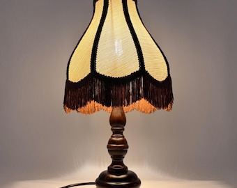 Lampada da tavolo vintage in legno / Paralume in tessuto con frange / Lampada da comodino fatta a mano / Arredamento in stile cottage