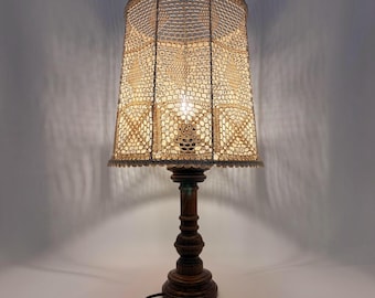 Grande lampada da tavolo all'uncinetto / Paralume vintage in pizzo fatto a mano / Lampada da comodino in legno / Decorazione retrò