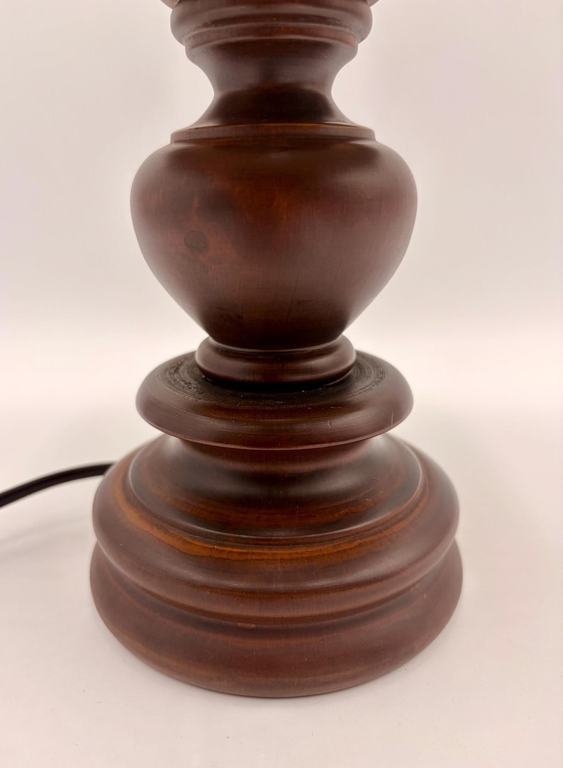 Lampada da tavolo vintage in legno / Paralume in tessuto con frange / Lampada da comodino fatta a mano / Arredamento retrò immagine 6