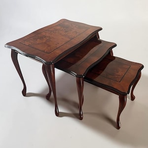 Vintage set bijzettafels / bladen van wortelfineer / Elegante houten bijzettafels