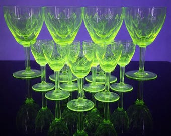 16 uraniumglazenset / wijn en likeur / UV-reactief / vintage geslepen kristal