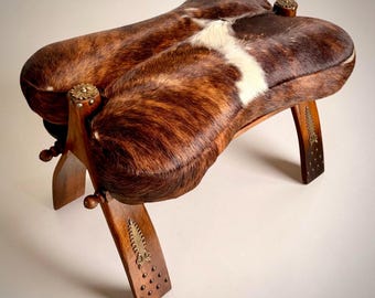 Taburete vintage de cuero de vaca con forma de silla de montar de camello / Reposapiés de madera maciza / Asiento decorativo de mediados de siglo