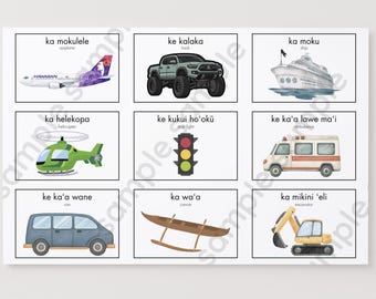 Könnte beinhalten: Ein Raster aus neun Lernkarten mit Illustrationen von Transportmitteln und Verkehrsobjekten. Jede Karte zeigt einen hawaiianischen Begriff, seine englische Übersetzung und ein entsprechendes Bild eines Flugzeugs, Lastwagens, Schiffes, Hubschraubers, einer Ampel, eines Krankenwagens, Vans, Kanus oder Baggers.