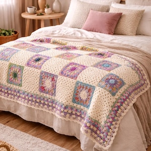 Pode incluir: Uma manta de crochê com um padrão de quadrados na cor creme alternados com quadrados granny multicoloridos em tons de rosa, azul, roxo e verde. A manta possui uma borda decorativa festonada com um padrão multicolorido repetitivo.