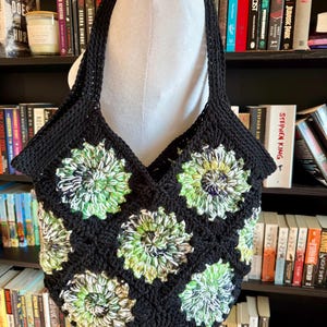 Bolso de mano de ganchillo hecho a mano con temática de Halloween.