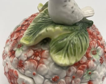 Un pequeño periquito posado sobre hortensias. Diseño de la actriz Rachel Bilson.