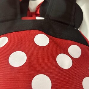 Mochila Disney Minnie Mouse roja con lunares y orejas con lazo en el bolsillo delantero imagen 16