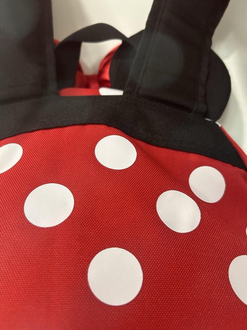 Mochila Disney Minnie Mouse roja con lunares y orejas con lazo en el bolsillo delantero imagen 16
