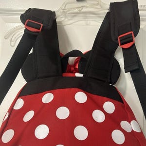 Mochila Disney Minnie Mouse roja con lunares y orejas con lazo en el bolsillo delantero imagen 11