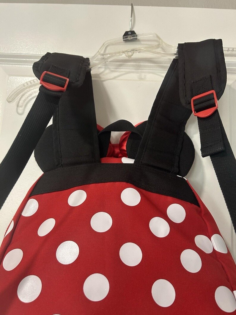 Mochila Disney Minnie Mouse roja con lunares y orejas con lazo en el bolsillo delantero imagen 11