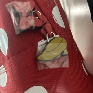 Mochila Disney Minnie Mouse roja con lunares y orejas con lazo en el bolsillo delantero imagen 6