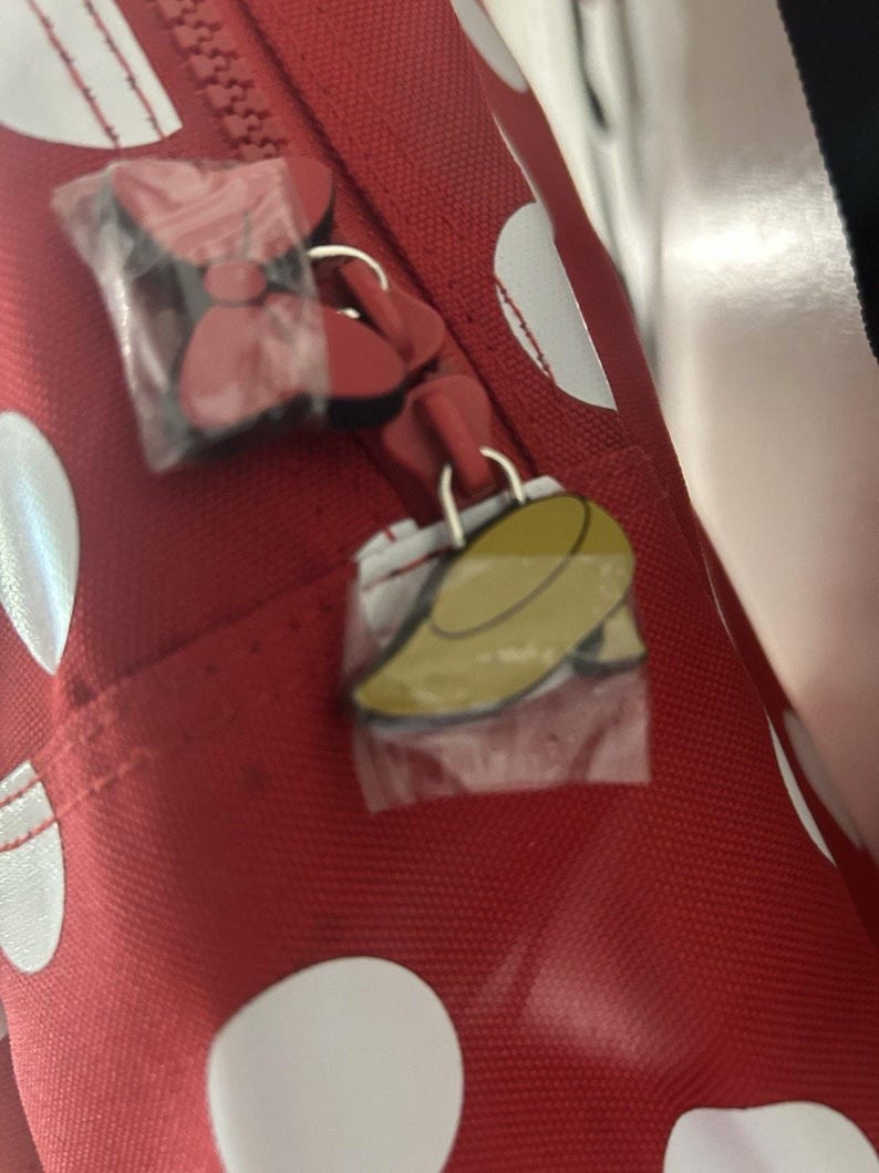 Mochila Disney Minnie Mouse roja con lunares y orejas con lazo en el bolsillo delantero imagen 6