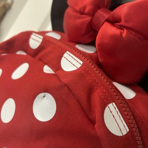 Mochila Disney Minnie Mouse roja con lunares y orejas con lazo en el bolsillo delantero imagen 9