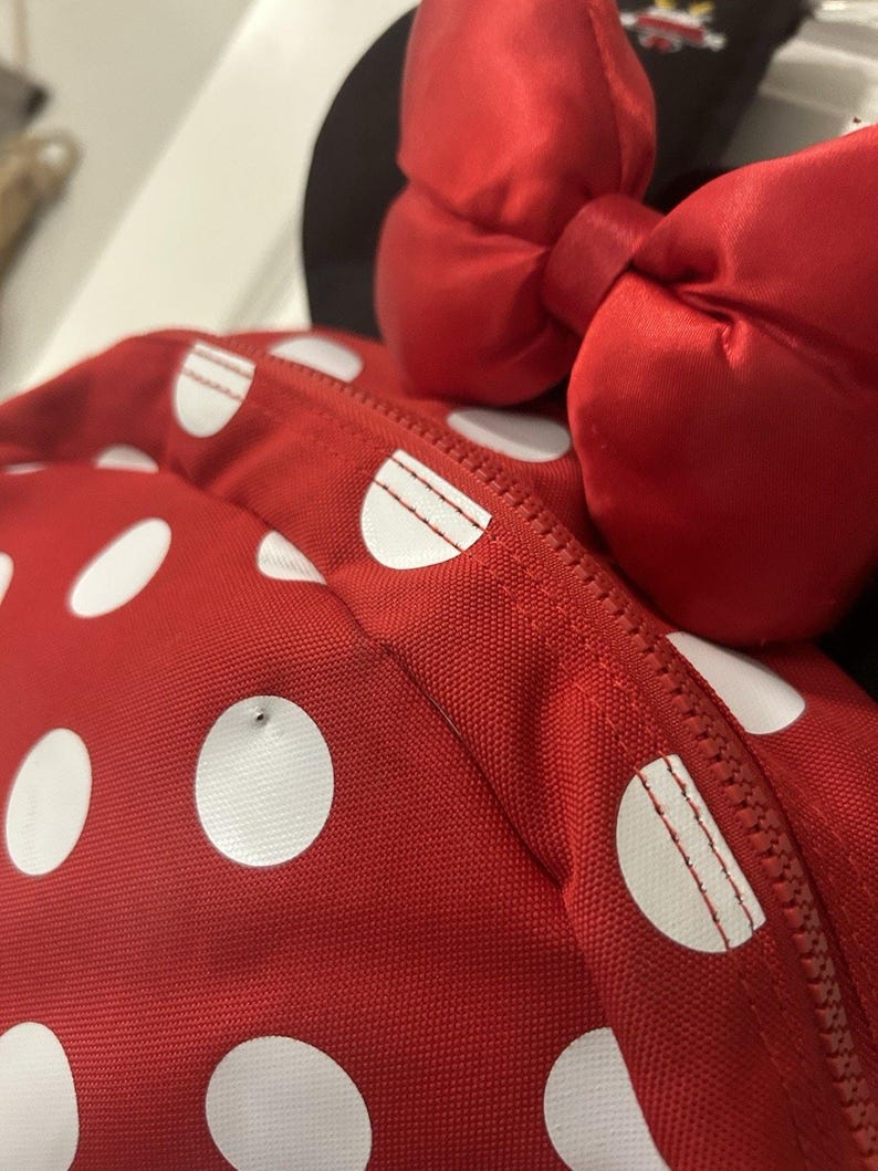 Mochila Disney Minnie Mouse roja con lunares y orejas con lazo en el bolsillo delantero imagen 9