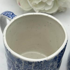 Monogram pieśni ludowej Anthropologie w kształcie litery „W” na obu kubkach. Niebiesko-biały wzór kwiatowy. zdjęcie 10