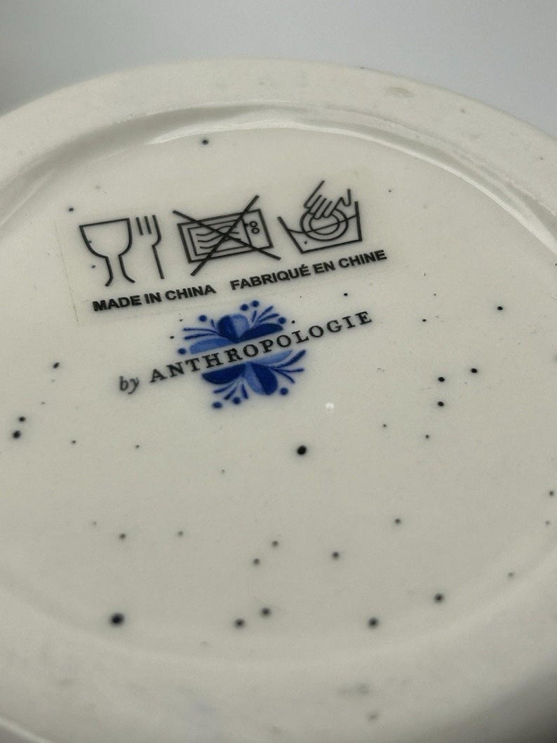Monogram pieśni ludowej Anthropologie w kształcie litery „W” na obu kubkach. Niebiesko-biały wzór kwiatowy. zdjęcie 9