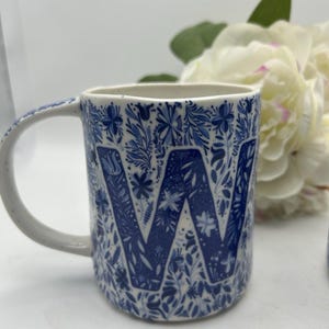 Monogram pieśni ludowej Anthropologie w kształcie litery „W” na obu kubkach. Niebiesko-biały wzór kwiatowy. zdjęcie 2