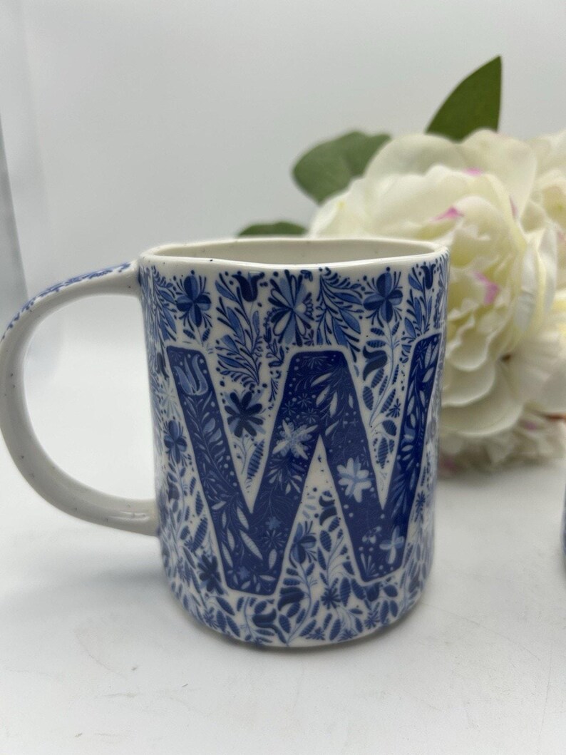 Monogram pieśni ludowej Anthropologie w kształcie litery „W” na obu kubkach. Niebiesko-biały wzór kwiatowy. zdjęcie 2