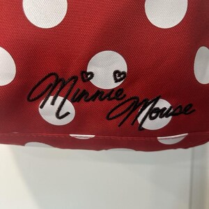 Mochila Disney Minnie Mouse roja con lunares y orejas con lazo en el bolsillo delantero imagen 4