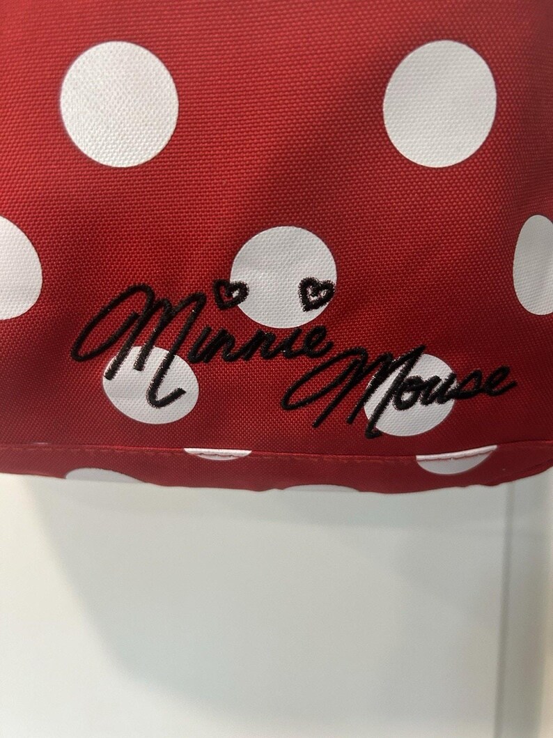 Mochila Disney Minnie Mouse roja con lunares y orejas con lazo en el bolsillo delantero imagen 4