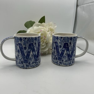 Monogram pieśni ludowej Anthropologie w kształcie litery „W” na obu kubkach. Niebiesko-biały wzór kwiatowy. zdjęcie 1